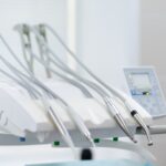 Equipo odontológico moderno en clínica dental en Vigo preparado para tratamientos como endodoncia