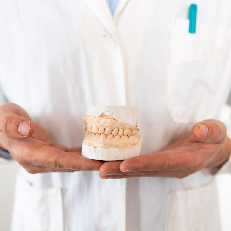 Paciente con férula de descarga para tratar el bruxismo en clínica dental en Vigo.