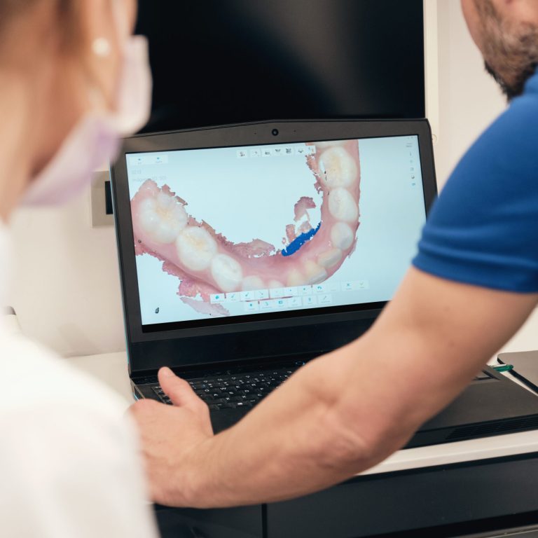 Imagen de escáner 3D dental en clínica odontológica de Vigo con tecnología CBCT.