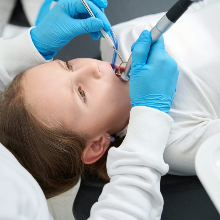 Niña recibiendo tratamiento dental en clínica odontopediátrica en Vigo